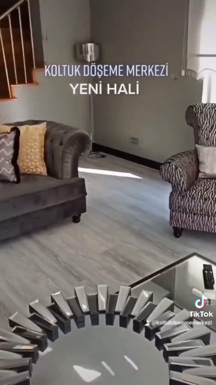 Yenilenen kırmızı chesterfield kanepe