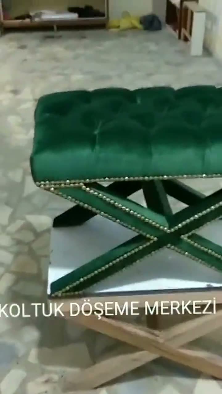 Yenilenen yeşil chesterfield koltuk